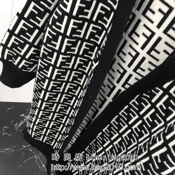 FENDI芬迪 18 Fw 秋冬新款 中長款版 羊毛混紡 女款毛衣開衫 滿LOGO提花設計 ydi2150